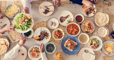 فوائد مذهلة للجلوس على الأرض أثناء تناول الطعام