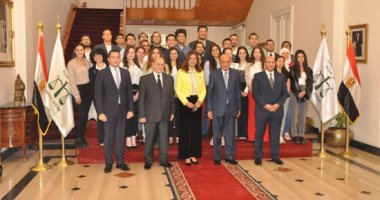 وفد من شباب الدارسين بالخارج يزور مجلس الدولة للتعرف على تاريخه ودوره
