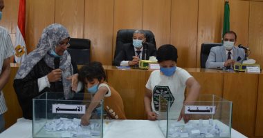 محافظ المنيا يشهد القرعة العلنية لتوزيع 80 وحدة سكنية للأولى بالرعاية بقرية المحرص