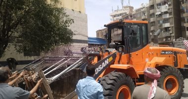 حى السويس يشن حملة لإزالة الإشغالات والتعديات على الطريق العام