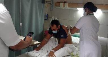 وزير القوى العاملة يتابع حالة مواطن مصرى مطعون بسكين فى الكويت