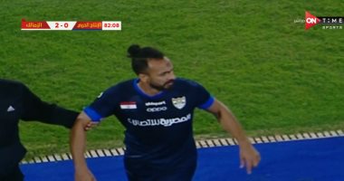طرد محمد طلعت مهاجم الإنتاج الحربى بعد البصق على "دكة" الزمالك.. فيديو