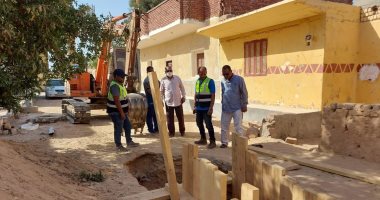 "حياة كريمة" تواصل حفر وتركيب شبكات الصرف وعمل جناح لمدرسة بالأقصر
