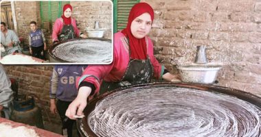 "الأيدى الناعمة لما ترش كنافة".. "نادية" تعلمت صناعة الكنافة البلدى من والدها وتساعده فى رمضان ببنى سويف.. وتؤكد: أقف على الفرن بمفردى منذ 3 سنوات ووالدى حببنى فى الصنعة.. والأب: أهم شىء الصنعة والنفس الحلو
