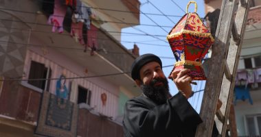 مصر المحبة.. راعى كنيسة العذراء بكفر شكر يزين القرية بزينة رمضان.. فيديو