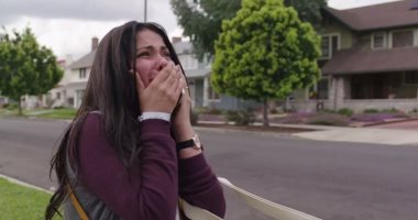 مسلسل لعبة نيوتن الحلقة 11.. منى زكى تصاب بانهيار عصبى وتهدد بقتل نفسها بـ"مشرط" بعد حلمها بوفاة ابنها.. الأطباء يمنعونها من رؤية طفلها وتهرب من المستشفى.. وسيد رجب يكتشف علاقة محمد ممدوح وعائشة بن أحمد