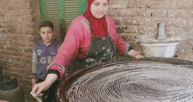"نادية" تعلمت مهنة صنع الكنافة البلدى من والدها وتساعده فى رمضان.. فيديو