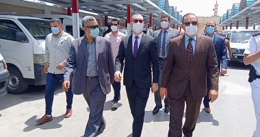 جولة لمحافظ كفر الشيخ بالمواقف للتأكد من الالتزام بالتعريفة وارتداء الكمامات.. صور