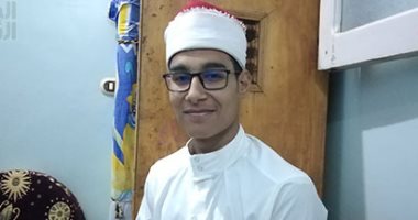رفيقه فى الطريق ونوره فى الحياة.. "عبدالرحمن" طالب أزهرى يصدح فى قراءة القرآن والإنشاد الدينى بقنا.. تعلم القراءة منذ المرحلة الابتدائية فى الإذاعة المدرسية.. ويؤكد: أمنيتى الالتحاق بإذاعة القرآن الكريم.. صور