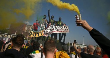 جماهير مانشستر يونايتد تحتشد أمام أولد ترافورد للمطالبة برحيل ملاك النادى.. فيديو