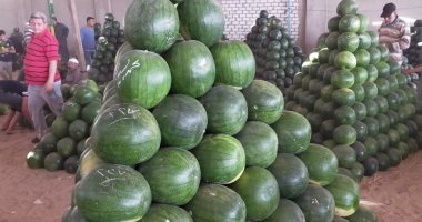 حمار وحلاوة يا بطيخ.. البيع على النوتة وعلى السكين فى سوق المحلة.. فيديو وصور