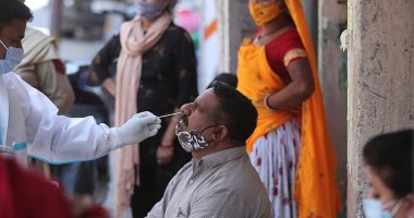 كورونا يفرض سطوته على الهند.. الموجه الثانية تضرب بقوة وتوقعات لوصول أعداد الإصابات لنصف مليون حالة يوميا.. عالم فيروسات: الذروة فى مايو والوفيات تصل لـ5700 خلال 24 ساعة..النسخة الهندية تصل سويسرا والعالم يتأهب