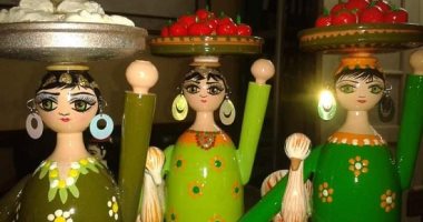 السقا والفلاح.. "دعاء" صممت عرائس خشبية للديكور مستوحاة من الحياة الريفية