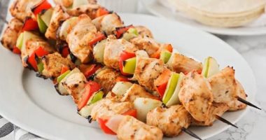 فطار 14 رمضان.. طريقة عمل الفراخ الكيوبس بخطوات الشيش طاووق