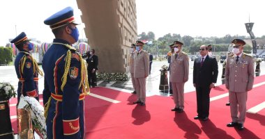 الرئيس السيسى يضع إكليل الزهور على قبر الجندى المجهول فى عيد تحرير سيناء