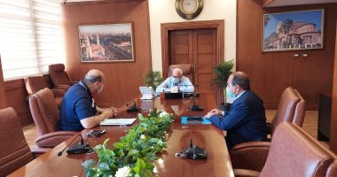 محافظ بورسعيد يتابع معدلات تنفيذ المشروعات الصناعية وتطبيق الإجراءات الاحترازية