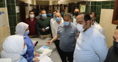 محافظ المنوفية يتفقد مستشفيات ميت خلف وشبين الكوم التعليمى ويكافئ العاملين بـ50 ألف جنية.. صور 