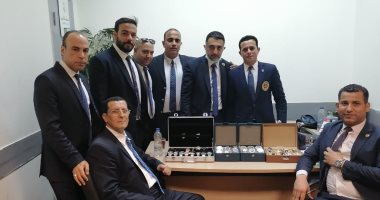 جمارك مطار القاهرة تضبط محاولتى تهريب أقراص مخدرة وساعات باهظة الثمن.. صور