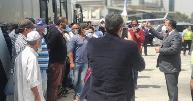مساعد وزير الخارجية يستقبل الصيادين المصريين العائدين من إريتريا.. صور