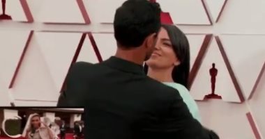 لقطة رومانسية تجمع ريز أحمد المرشح لأفضل ممثل أوسكار وصديقته.. فيديو