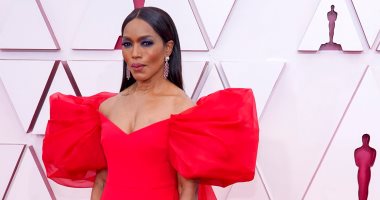 أنجيلا باسيت بفستان أحمر × أحمر على الـRed Carpet لحفل الأوسكار.. فيديو وصور