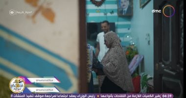 "حياة كريمة" تهدى السيدة صابرة ماكينة خياطة وأقمشة.. والأخيرة تعرب عن فرحتها بزغروطة.. صابرة: زوجى توفى منذ عام 2005 وشيلت بعده شيلة ثقيلة.. وجيرانها : زوجها ترك لها 4 أولاد بينهم 3 من ذوى الهمم وتحدت الزمن