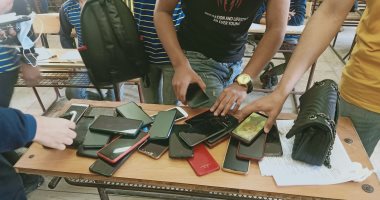 سحب التليفونات من طلاب أولى ثانوى أثناء الامتحان المجمع لمنع الغش.. صور
