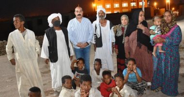 محافظ أسوان يطمئن على تنفيذ حياة كريمة بخور أبوسبيرة ويتناول الإفطار مع الأهالى