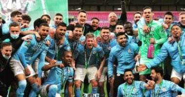دي بروين ورحيم ستيرلينج يحتفلان بتتويج مانشستر سيتي بكأس رابطة المحترفين