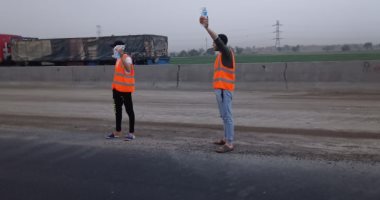 شباب قرية قشطوخ بالمنوفية ينظمون حملة لإفطار صائم على الطريق