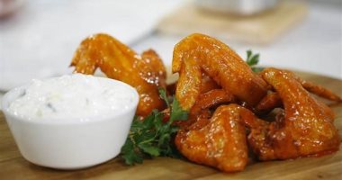 فطار 16 رمضان.. طريقة عمل تشيكن وينجز بالبطاطس وسلطة الزبادى