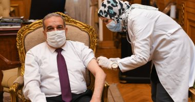 "وزير الدولة للإنتاج الحربى" يتلقى لقاح كورونا  