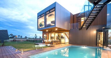 زوجان أستراليان يحولان7حاويات ضخمة لمنزل مرشح للفوز بأفضل تصميم معمارى.. صور