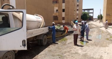 رئيس مدينة كلابشة: رفع المخلفات وشفط المياه المتراكمة استجابة لشكاوى الأهالى.. صور