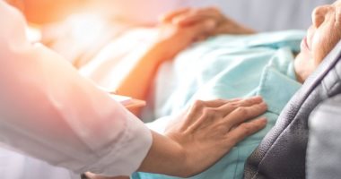 اتيكيت التعامل مع المرضى.. هات ورد وخليك ضيف خفيف وما تحسسهوش بتعبه