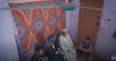حياة كريمة يهدى تروسيكل فاكهة لـ"عم حسين".. والأخير يبكى ويردد "تحيا مصر".. "أبو محمد": فقدت بصرى وحالى وقف منذ 16 عاما ونفسى فقط فى حاجة تأكلنى لقمة عيش.. وأولاده: نساعده فى الصيف