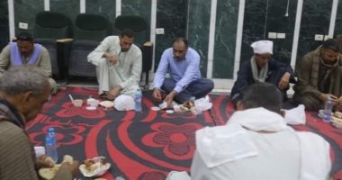 رئيس مدينة ملوى فى المنيا يشارك عمال النظافة حفل إفطار جماعى