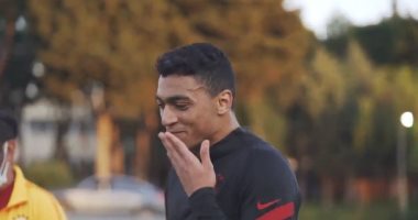 جالاتا سراي يستعرض مهارات مصطفى محمد في التسجيل من كرات ثابتة.. فيديو