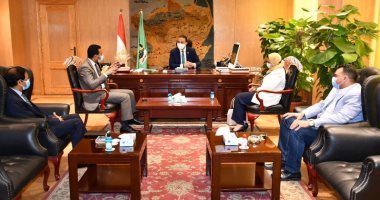 محافظ الفيوم يناقش أعمال تطوير محطة معالجة الصرف الصناعى بكوم أوشيم