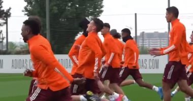 لاعبو ريال مدريد يرفعون شعار "حلق حوش" قبل مواجهة تشيلسي.. فيديو وصور