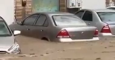 السيول تجرف السيارات والأشخاص فى مكة المكرمة.. فيديو