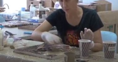 فنانة روسية ترسم لوحات من عينات كوارث بيئية للتوعية بخطورتها.. فيديو وصور