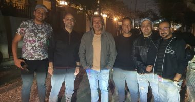عزيز الشافعى فى صورة بصحبة عمرو دياب وعدد من أصدقائهم: "كونوا جاهزين " 