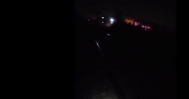 بث مباشر من موقع حادث تصادم قطار بلودر أثناء العبور من منطقة عشوائية بالمنوفية