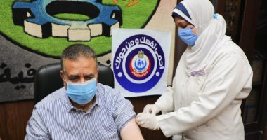 محافظ المنوفية يتلقى لقاح فيروس كورونا ويناشد المواطنين بسرعة التسجيل 