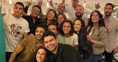 "مليونير مليونير" نيللى كريم فى صورة جديدة مع فريق عمل مسلسل "بـ100 وش"
