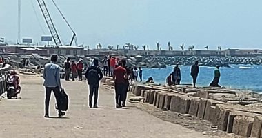 سلى صيامك.. فسحة جميلة وصيد ومشهد يرد الروح على شاطئ الإسكندرية فى نهار رمضان