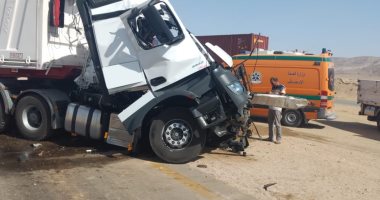 مصرع شخص وإصابة آخر بحادث انقلاب سيارة نقل بطريق القطامية القديم - السويس 