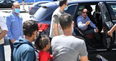الرئيس السيسى يتفقد الأعمال الإنشائية لتطوير عدد من الطرق والمحاور والكباري بمنطقة شرق القاهرة.. ويتوقف أثناء جولته ويستمع إلى أحوال المواطنين ويشدد عليهم بضرورة الالتزام بإجراءات الأمان.. فيديو