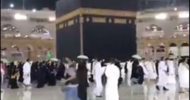 سقوط أمطار متوسطة على ساحات المسجد الحرام.. فيديو وصور